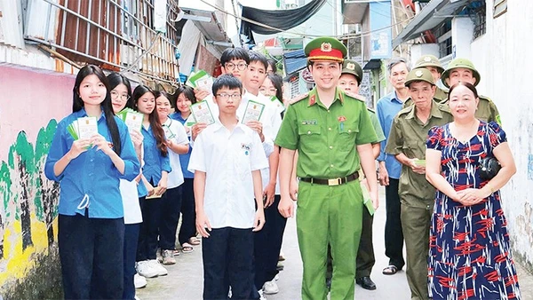 Công an phường cùng các tầng lớp nhân dân phường Ngô Quyền (Hải Phòng) tổ chức tuyên truyền phòng, chống ma túy tại cơ sở.