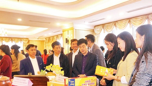 Gian hàng giới thiệu các sản phẩm OCOP của Ninh Bình.