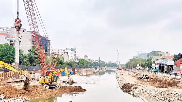 Dự án cải tạo tuyến hạ lưu sông Kim Ngưu nối sông Tô Lịch với trạm bơm Yên Sở đang được các đơn vị khẩn trương thi công.