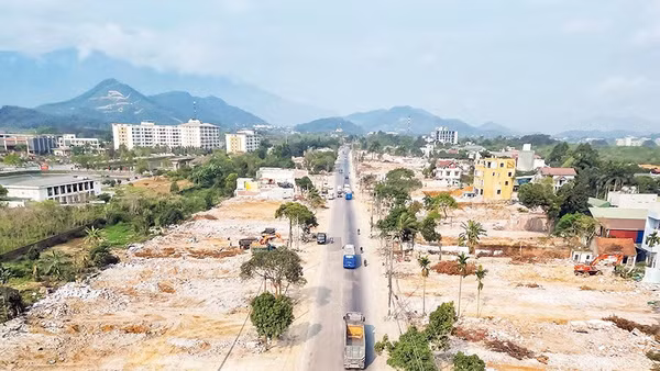 Dự án đường cao tốc Đại lộ Thăng Long (đoạn từ Quốc lộ 21 đến cao tốc Hà Nội- Hòa Bình) đang được đẩy nhanh tiến độ sau khi có mặt bằng (Ảnh DUY KHÁNH)