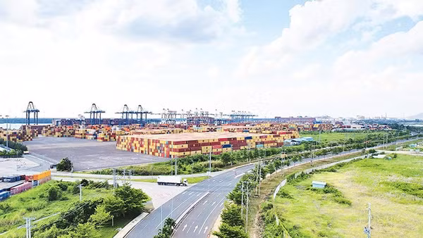 Một góc cụm cảng Cái Mép-Thị Vải (thuộc thành phố Phú Mỹ, tỉnh Bà Rịa-Vũng Tàu (cũ).