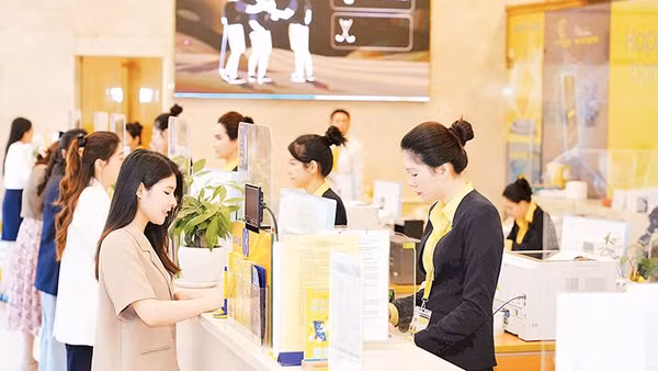 Quý I/2026, vốn tín dụng vào hoạt động sản xuất, kinh doanh tại Thành phố Hồ Chí Minh tiếp tục tăng trưởng (Ảnh: Khách hàng giao dịch tại Ngân hàng thương mại cổ phần Nam Á)