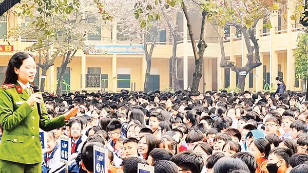 Công an Thành phố Hà Nội phối hợp chặt chẽ với các nhà trường trong hoạt động an ninh trường học, tuyển sinh đầu cấp, bảo đảm quyền lợi cho học sinh.