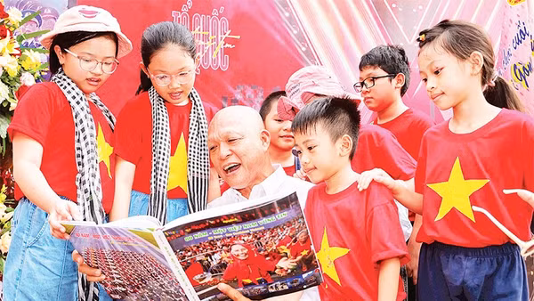 Trong hơn 30 năm làm nghề, nhiếp ảnh gia Nguyễn Á luôn dành nhiều tâm huyết cho các đề tài thể hiện tình yêu quê hương, đất nước (Ảnh CTV)