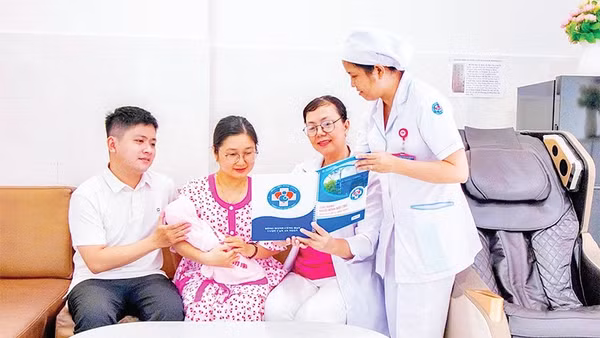 Bác sĩ tư vấn sức khỏe cho sản phụ tại Bệnh viện Hùng Vương.