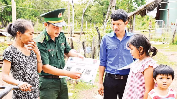 Bộ đội Biên phòng tỉnh Đồng Nai tuyên truyền nhân dân nâng cao ý thức bảo vệ chủ quyền biên giới.