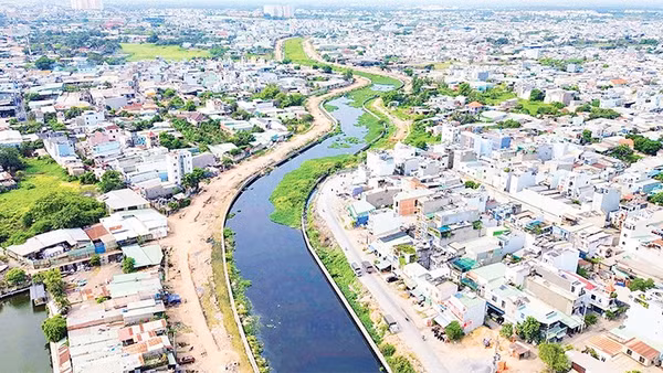 Dự án cải tạo và chỉnh trang tuyến kênh Tham Lương-Bến Cát-rạch Nước Lên dài 64 km đang thi công và dự kiến hoàn thành trong năm nay.