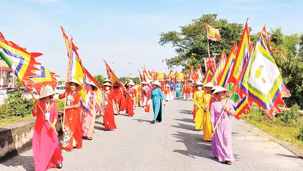 Đoàn rước tại lễ hội Cấp thủy cầu ngư đền Hưng Long.