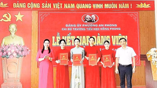 Trao quyết định kết nạp đảng viên mới tại Chi bộ Trường tiểu học Hồng Phong, phường An Phong (Hải Phòng)