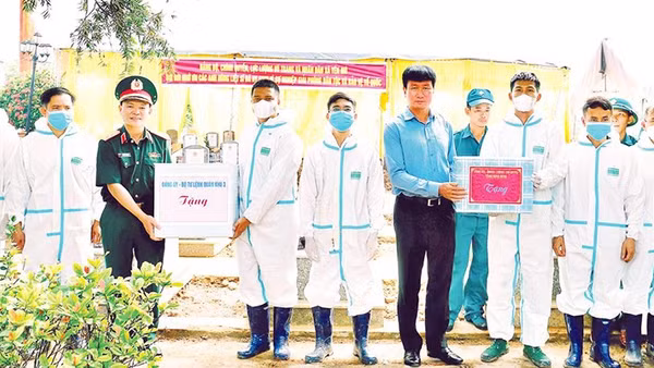 Lãnh đạo tỉnh Ninh Bình và lãnh đạo Quân khu 3 tặng quà động viên lực lượng chuyên môn thực hiện nhiệm vụ tại Nghĩa trang Liệt sĩ xã Yên Mô.