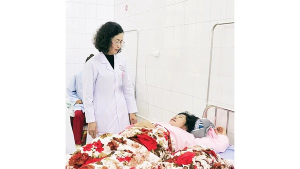 Bác sĩ Vũ Thị Châu Loan thăm khám người bệnh điều trị tại Trung tâm Y tế khu vực Trấn Yên.