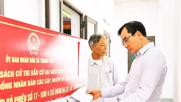 Bí thư Đảng ủy xã Thanh Thủy chuẩn bị công tác bầu cử tại điểm bầu cử trên địa bàn xã.