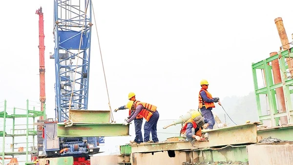 Các kỹ sư, công nhân sôi nổi khí thế làm việc những ngày đầu năm mới.