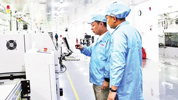 Dây chuyền sản xuất linh kiện điện tử tại Công ty trách nhiệm hữu hạn Sunwoda Việt Nam, Khu công nghiệp Vân Trung. (Ảnh TRƯỜNG SƠN)