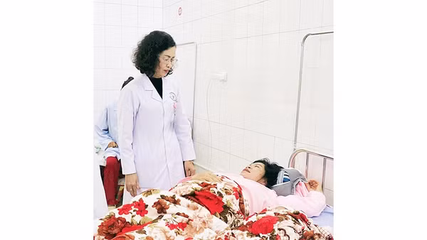 Bác sĩ Vũ Thị Châu Loan thăm khám người bệnh điều trị tại Trung tâm Y tế khu vực Trấn Yên.