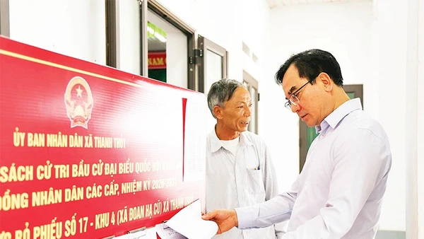 Bí thư Đảng ủy xã Thanh Thủy chuẩn bị công tác bầu cử tại điểm bầu cử trên địa bàn xã.