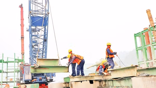 Các kỹ sư, công nhân sôi nổi khí thế làm việc những ngày đầu năm mới.