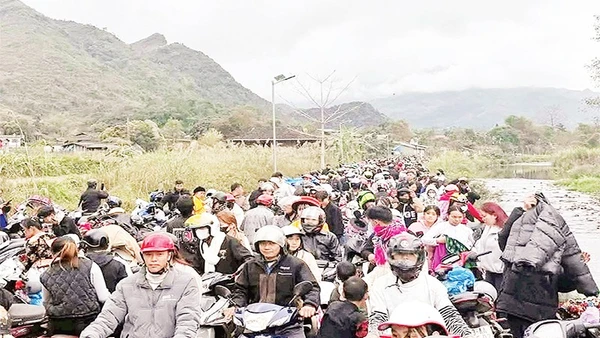 Tình trạng ùn ứ, ách tắc giao thông thường xuyên xảy ra tại các tuyến đường trên vùng cao nguyên đá Đồng Văn trong dịp cao điểm đón khách du lịch.