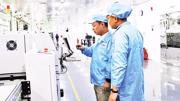 Dây chuyền sản xuất linh kiện điện tử tại Công ty trách nhiệm hữu hạn Sunwoda Việt Nam, Khu công nghiệp Vân Trung. (Ảnh TRƯỜNG SƠN)