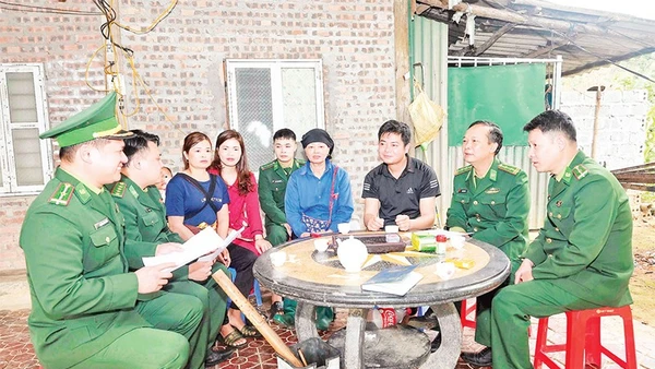 Bộ đội Biên phòng tỉnh Lào Cai tuyên truyền bầu cử cho người dân biên giới.