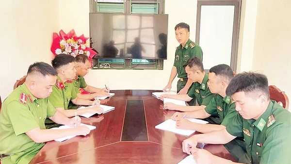 Một cuộc họp giữa lực lượng công an xã với Trạm Kiểm soát biên phòng Keo Muông, xã Phiêng Khoài về tuyên truyền công tác đấu tranh phòng chống xuất, nhập cảnh trái phép.