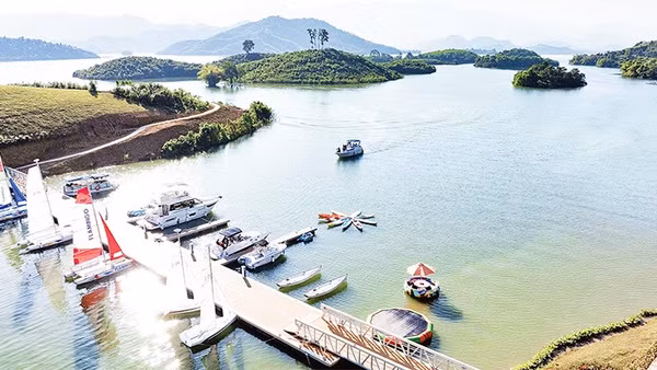 Bến du thuyền tại Flamingo Maison 108 đưa du khách trải nghiệm trên hồ, mở ra các hoạt động du ngoạn và khám phá cảnh quan hồ Núi Cốc. (Ảnh: THẾ BÌNH)