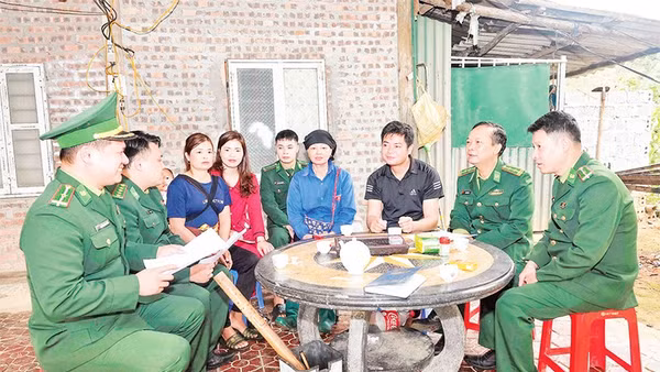 Bộ đội Biên phòng tỉnh Lào Cai tuyên truyền bầu cử cho người dân biên giới.