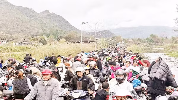 Tình trạng ùn ứ, ách tắc giao thông thường xuyên xảy ra tại các tuyến đường trên vùng cao nguyên đá Đồng Văn trong dịp cao điểm đón khách du lịch.