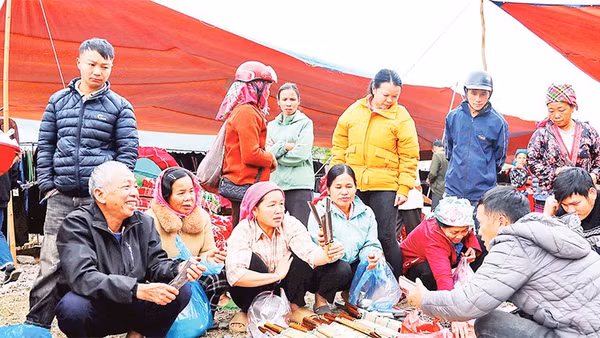 Người dân và khách du lịch tham quan chợ phiên Tủa Thàng.