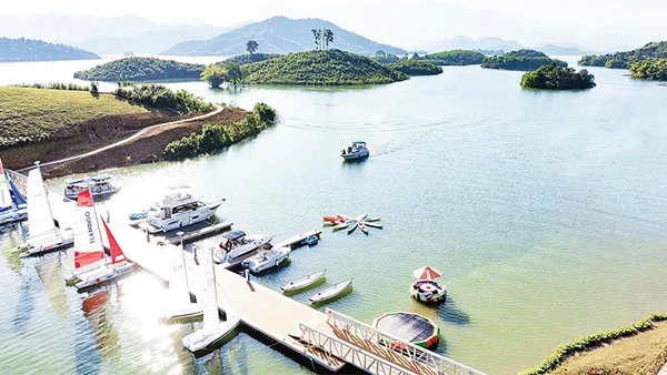 Bến du thuyền tại Flamingo Maison 108 đưa du khách trải nghiệm trên hồ, mở ra các hoạt động du ngoạn và khám phá cảnh quan hồ Núi Cốc.