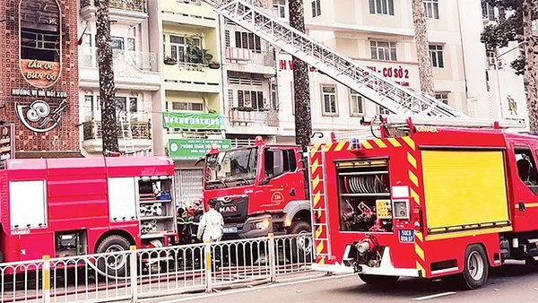 Hiện trường vụ cháy cơ sở kinh doanh trên đường Trần Hưng Đạo làm bốn người chết.