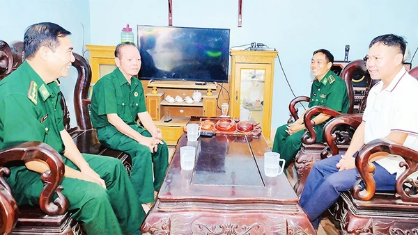 Đảng viên Đồn Biên phòng Thanh Hòa xuống địa bàn nắm tình hình ở hộ gia đình mình phụ trách.