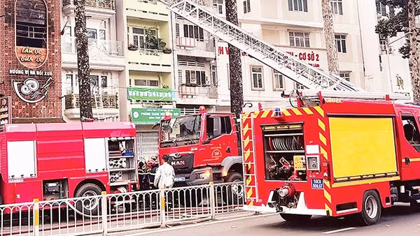 Hiện trường vụ cháy cơ sở kinh doanh trên đường Trần Hưng Đạo làm bốn người chết.