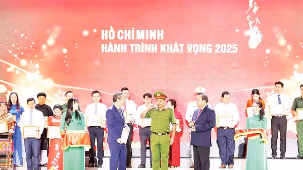 Lãnh đạo Ban Tuyên giáo và Dân vận Trung ương tuyên dương gương điển hình tiêu biểu trong học tập và làm theo tư tưởng, đạo đức, phong cách Hồ Chí Minh khu vực phía nam.