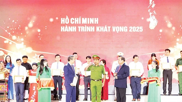 Lãnh đạo Ban Tuyên giáo và Dân vận Trung ương tuyên dương gương điển hình tiêu biểu trong học tập và làm theo tư tưởng, đạo đức, phong cách Hồ Chí Minh khu vực phía nam.