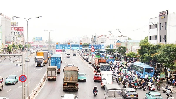 Quốc lộ 22 là trục giao thông huyết mạch nối Thành phố Hồ Chí Minh với Tây Ninh, được Thành phố Hồ Chí Minh đầu tư mở rộng theo phương thức đối tác công-tư với kinh phí đầu tư 10.400 tỷ đồng. (Ảnh VÕ LÊ)