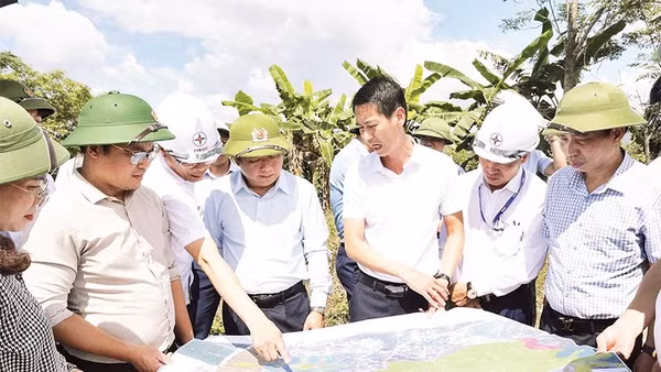 Lãnh đạo Ủy ban nhân dân tỉnh Điện Biên kiểm tra tiến độ thực địa các dự án đầu tư ngoài ngân sách thuộc lĩnh vực đô thị, nhà ở trên địa bàn phường Điện Biên Phủ.