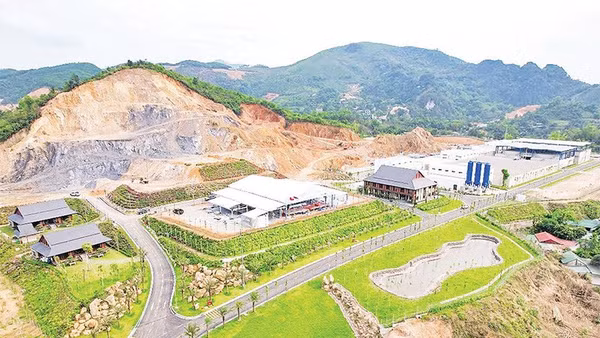 Được sự hỗ trợ của chính quyền địa phương, Nhà máy nước sạch Hòa Bình-Xuân Mai, phường Kỳ Sơn mới đi vào hoạt động đã tạo điều kiện thuận lợi để phát triển kinh tế-xã hội trong vùng.