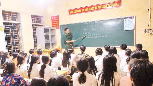 Lớp xóa mù chữ cho đồng bào dân tộc H'Mông tại các xã biên giới do Bộ đội Biên phòng Sơn La tổ chức tại các xã biên giới.