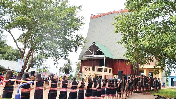 Mỗi đội cồng chiêng có khoảng từ 30-50 người.