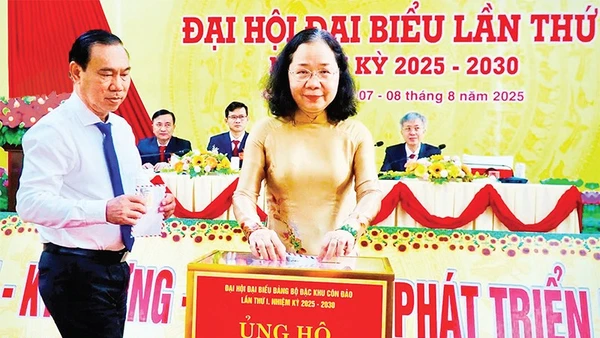 Đại biểu tham dự Đại hội đại biểu Đặc khu Côn Đảo lần thứ nhất ủng hộ đồng bào khu vực miền núi và trung du Bắc Bộ, Bắc Trung Bộ bị thiệt hại do mưa, lũ.