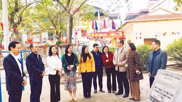 Đoàn khảo sát của Ban Tuyên giáo và Dân vận Thành ủy Hà Nội khảo sát mô hình “Dân vận khéo” tại xã Ngọc Hồi. (Ảnh NGUYÊN ANH)