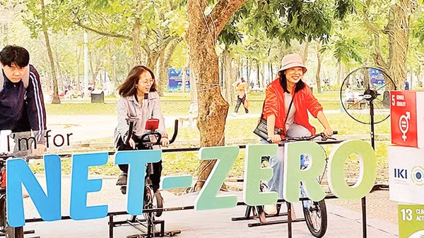 Trải nghiệm đạp xe tạo ra điện phát sáng thu hút nhiều người dân tham gia.