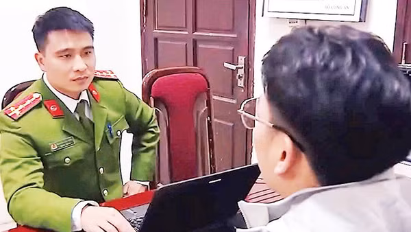 Đại úy Nguyễn Hữu Dũng đấu tranh khai thác đối tượng liên quan các vụ án tội phạm công nghệ cao.