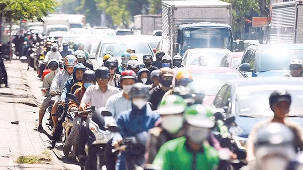 Đường Nguyễn Tất Thành, một trong những tuyến đường thường xuyên ùn tắc giao thông nghiêm trọng. (ẢNH THẾ ANH)