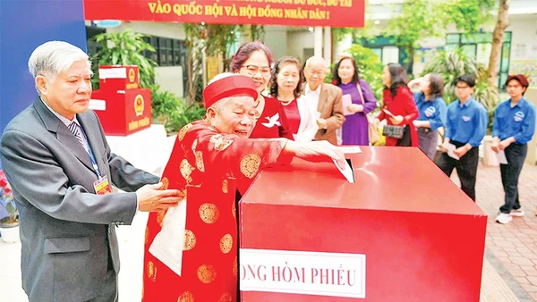 Cử tri cao tuổi bỏ phiếu bầu cử tại khu vực bỏ phiếu số 20, phường Đống Đa, thành phố Hà Nội. (Ảnh THẾ ĐẠI)