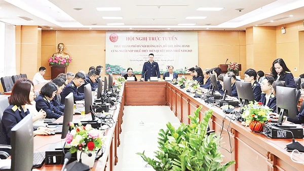 Cán bộ Thuế thành phố Hà Nội tiếp nhận và trả lời trực tuyến các câu hỏi, ý kiến người nộp thuế gửi về.