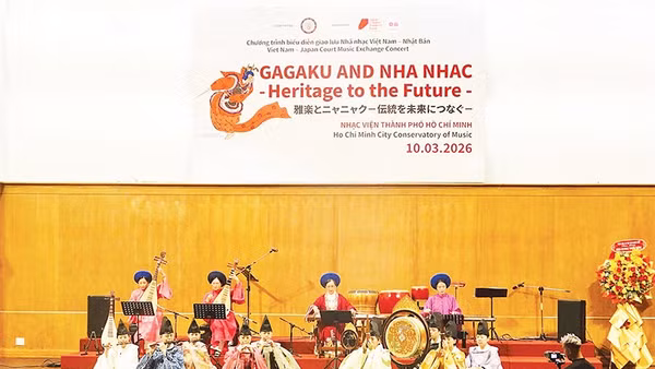 Tiết mục biểu diễn kết hợp Việt Nam-Nhật Bản. (Ảnh MẠNH HẢO)