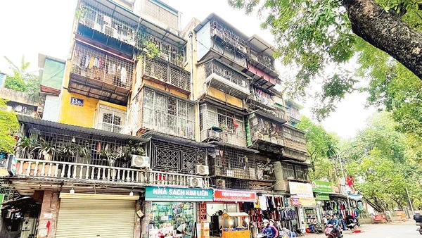 Nhiều chung cư cũ ở Hà Nội sau hàng chục năm sử dụng đã xuống cấp, ảnh hưởng mỹ quan đô thị.