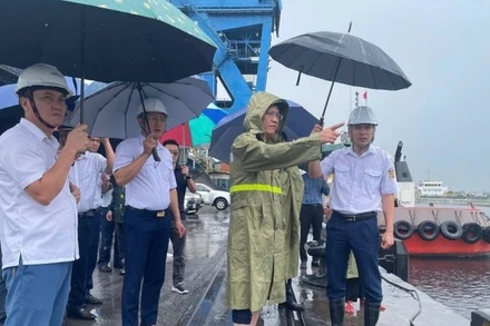 Cục trưởng Hàng hải và Đường thủy Việt Nam Lê Đỗ Mười (người mặc áo mưa) trực tiếp chỉ đạo công tác ứng phó bão số 10.